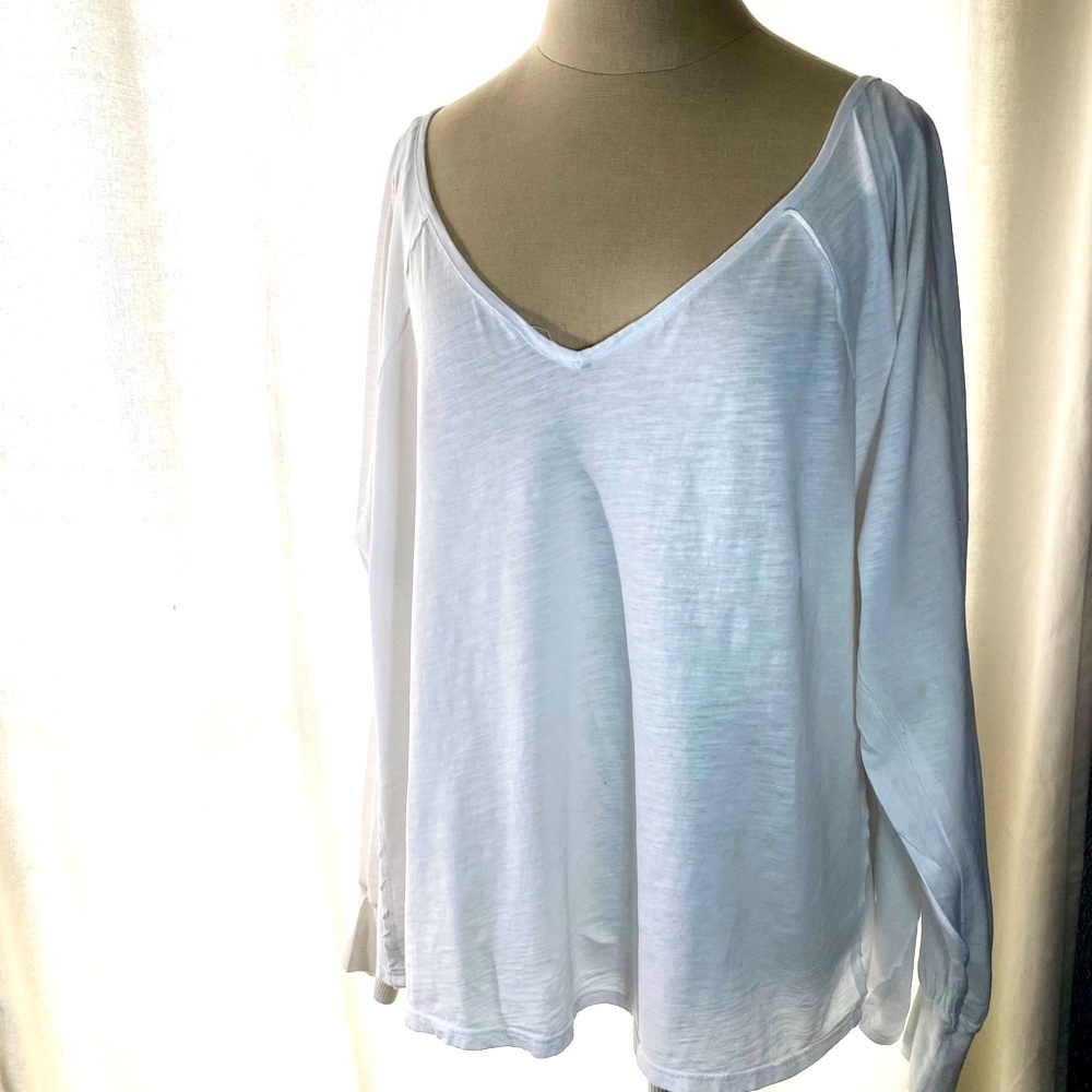 Women’s Carly Jean Los Angelos Loose White Top. L